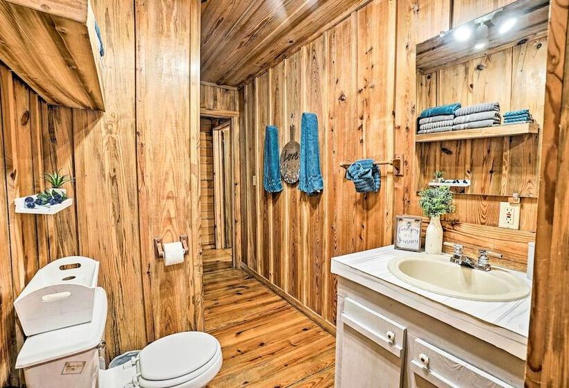 Cozy Broken Bow Cabin W/ Hot Tub & 2 Porches!