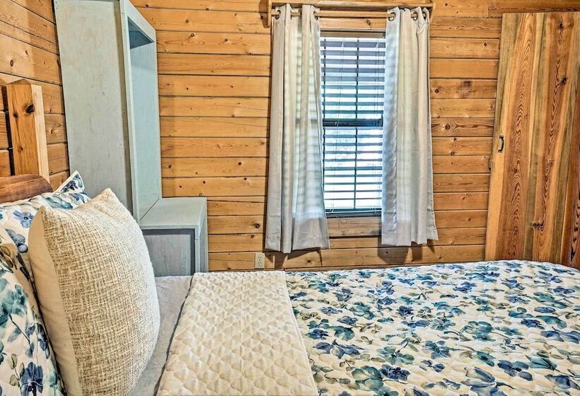 Cozy Broken Bow Cabin W/ Hot Tub & 2 Porches!