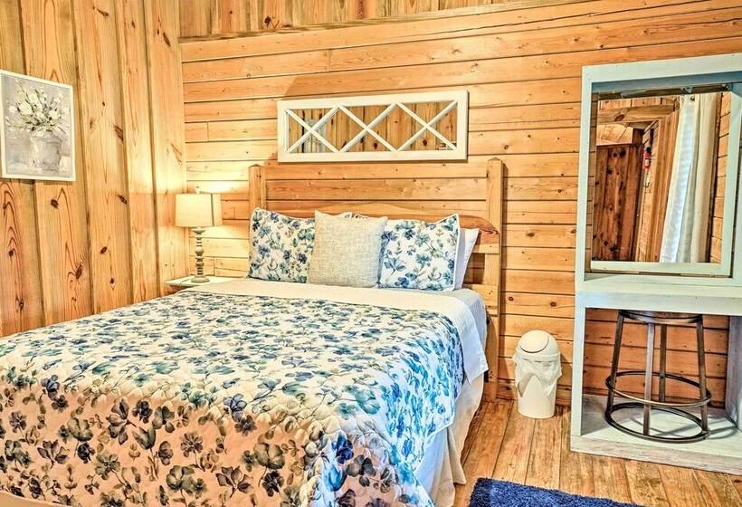 Cozy Broken Bow Cabin W/ Hot Tub & 2 Porches!