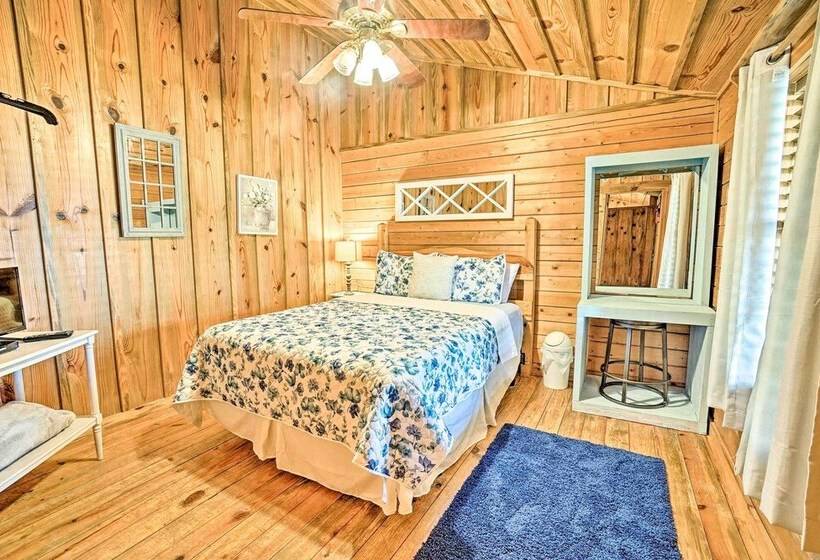 Cozy Broken Bow Cabin W/ Hot Tub & 2 Porches!