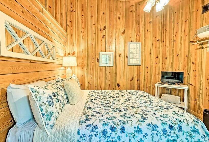 Cozy Broken Bow Cabin W/ Hot Tub & 2 Porches!