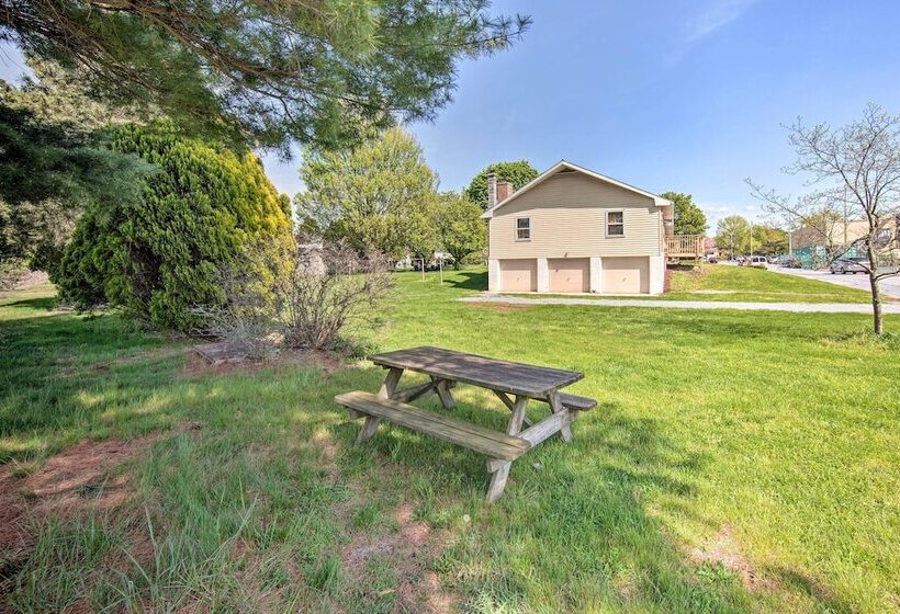 Hideaway In Hershey By The Railroad W/ Backyard!