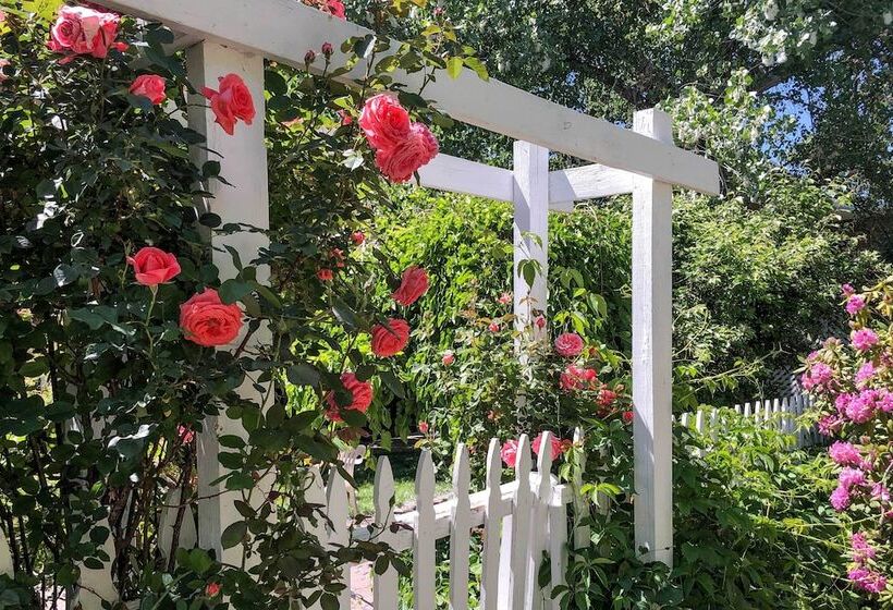 1 Mi To Casinos: Historic Reno Home On Riverwalk