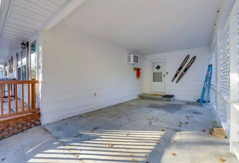 Lakefront Gem W/ Screened Porch + Game Room!