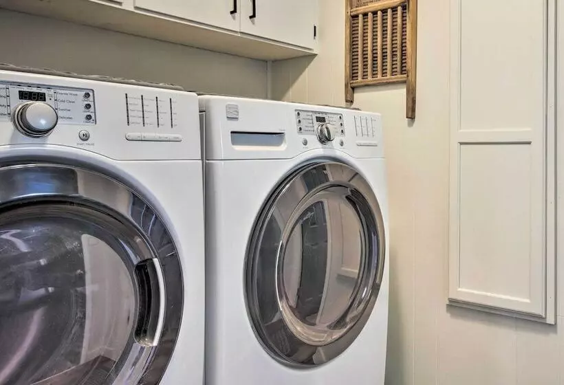 Lakefront Gem W/ Screened Porch + Game Room!