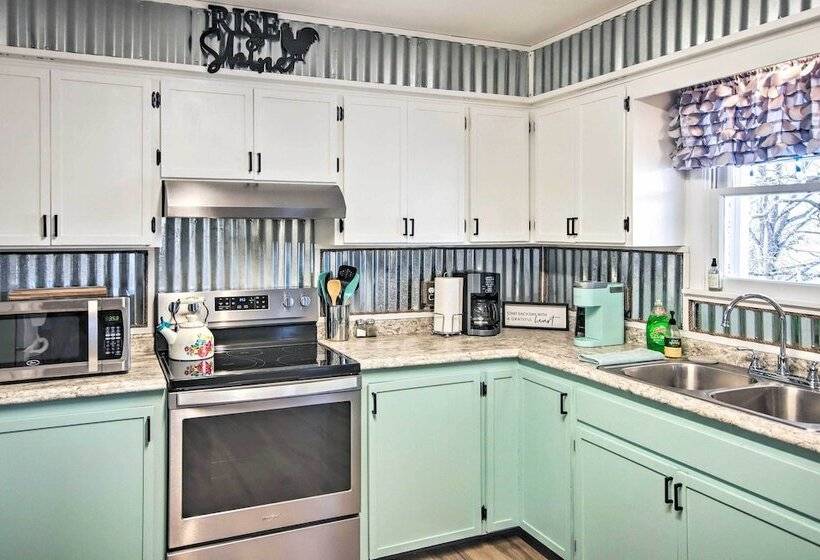 Lakefront Gem W/ Screened Porch + Game Room!