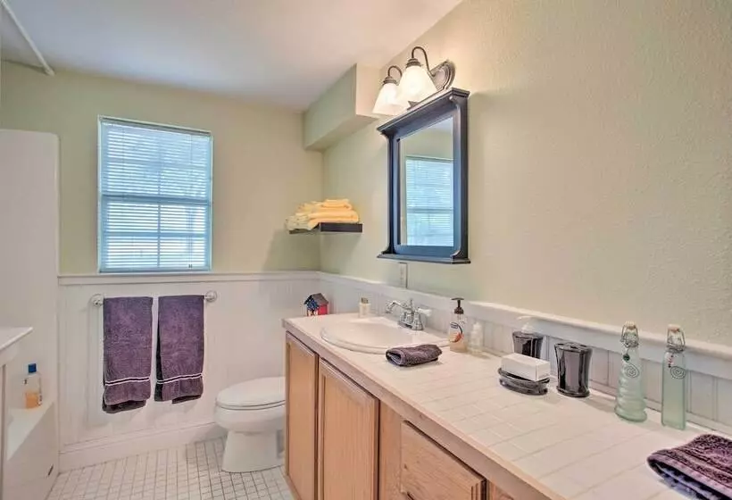 Lovely Pottsboro Home W/ Patio & Fire Pits!