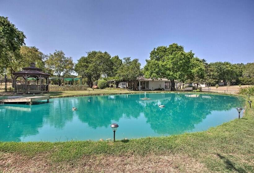 Lovely Pottsboro Home W/ Patio & Fire Pits!