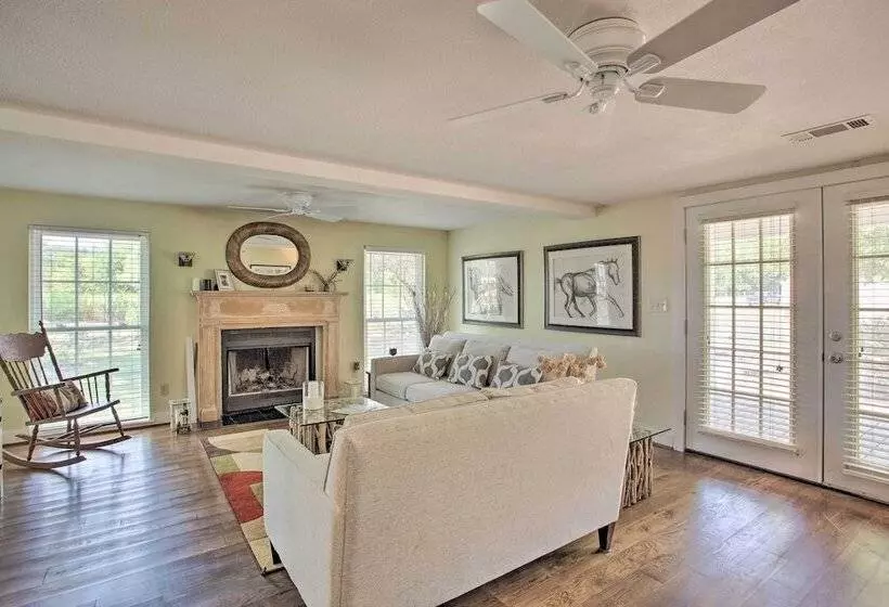 Lovely Pottsboro Home W/ Patio & Fire Pits!