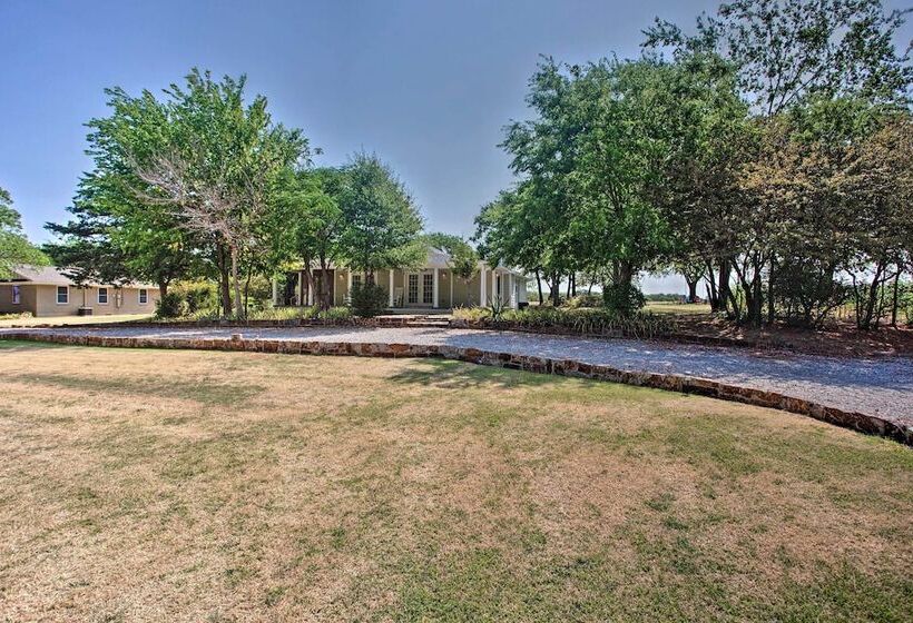 Lovely Pottsboro Home W/ Patio & Fire Pits!