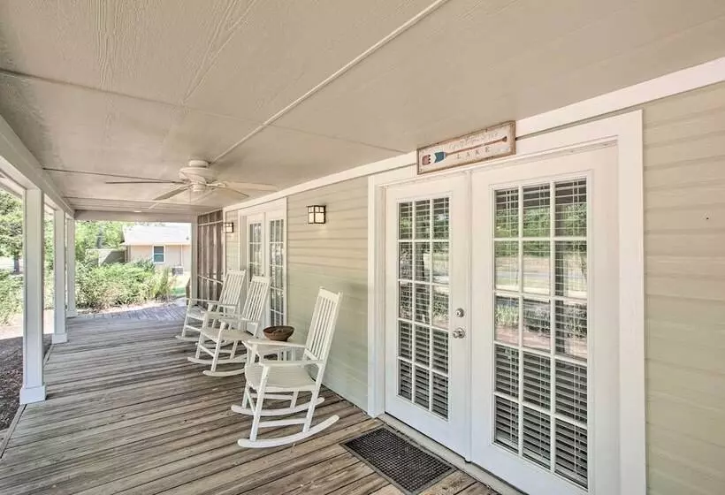 Lovely Pottsboro Home W/ Patio & Fire Pits!