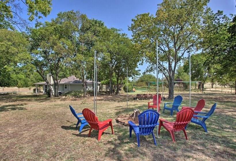 Lovely Pottsboro Home W/ Patio & Fire Pits!