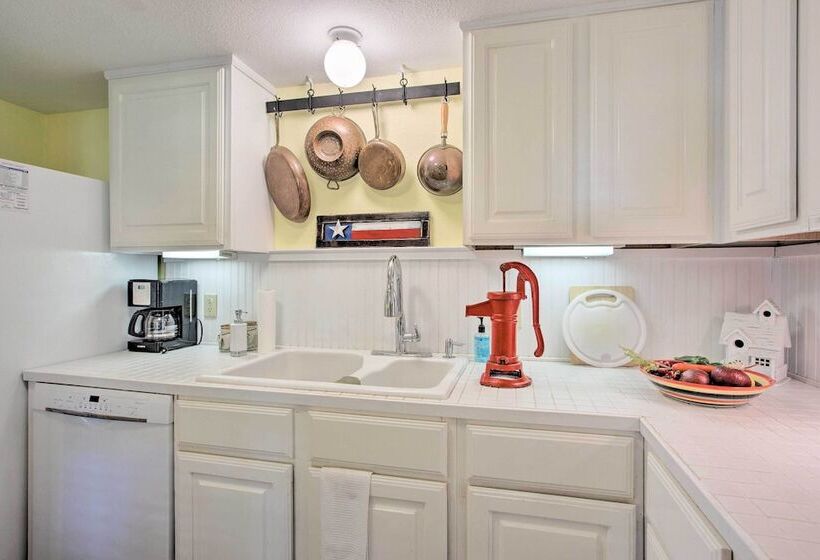 Lovely Pottsboro Home W/ Patio & Fire Pits!