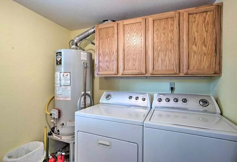 Lovely Pottsboro Home W/ Patio & Fire Pits!