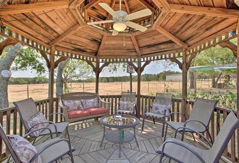 Lovely Pottsboro Home W/ Patio & Fire Pits!