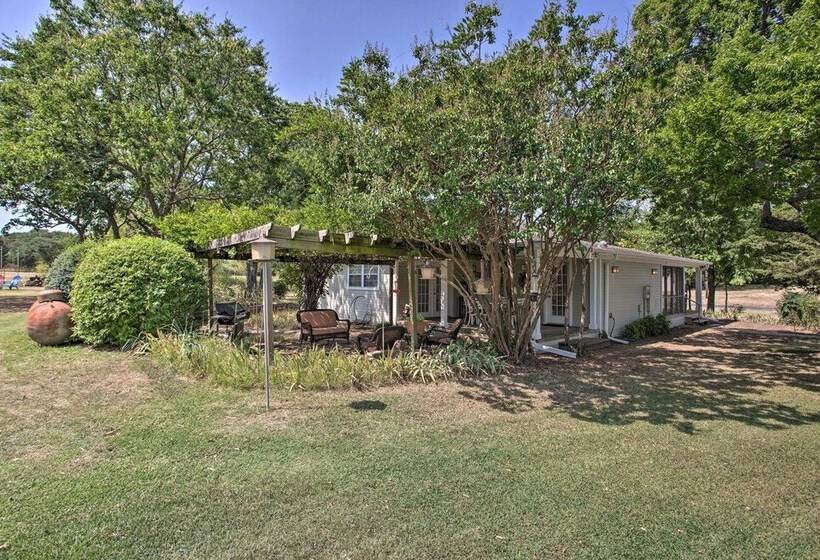 Lovely Pottsboro Home W/ Patio & Fire Pits!