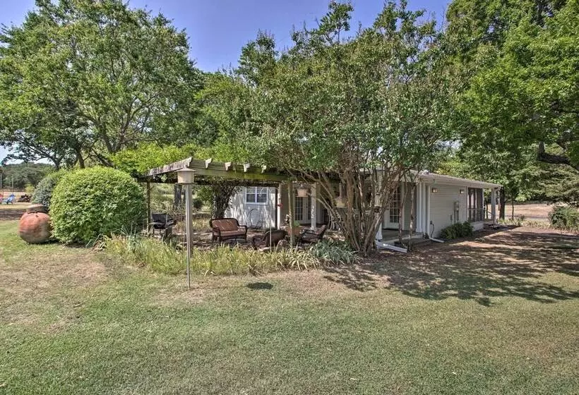 Lovely Pottsboro Home W/ Patio & Fire Pits!