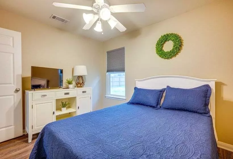 Pet Friendly Texas Retreat W/ Fenced In Yard!