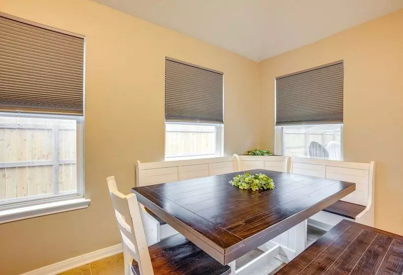 Pet Friendly Texas Retreat W/ Fenced In Yard!