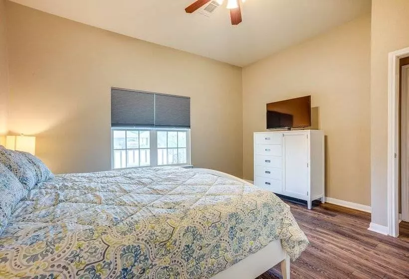 Pet Friendly Texas Retreat W/ Fenced In Yard!