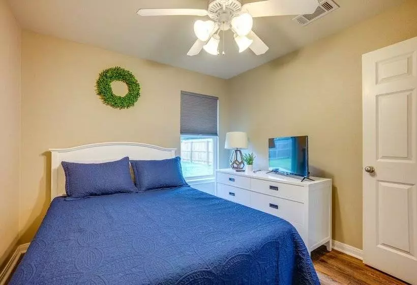 Pet Friendly Texas Retreat W/ Fenced In Yard!