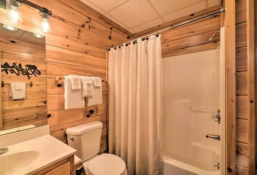 Quaint Sevierville Cabin W/ 2 Tier Deck & Hot Tub!