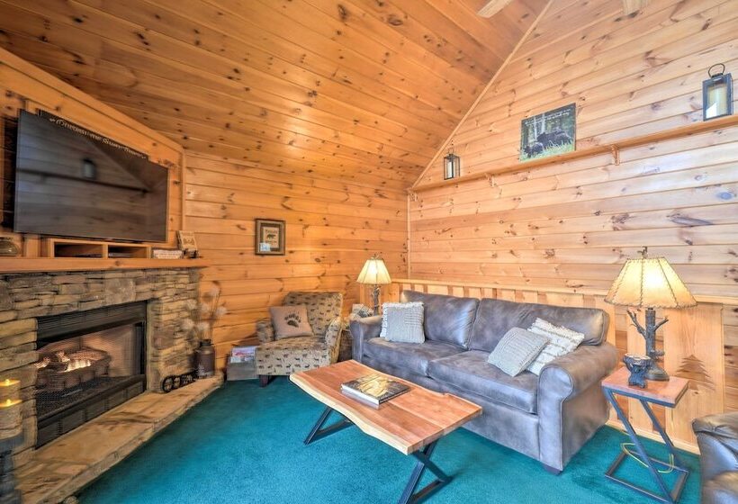 Quaint Sevierville Cabin W/ 2 Tier Deck & Hot Tub!