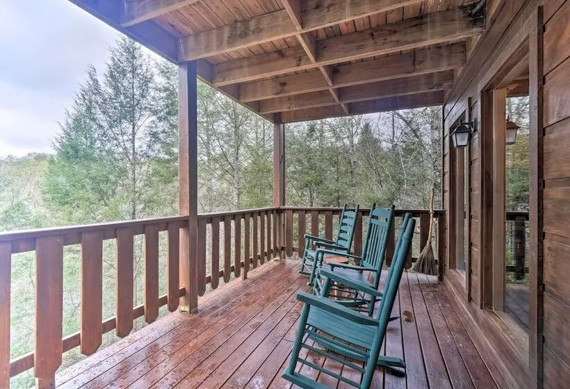 Quaint Sevierville Cabin W/ 2 Tier Deck & Hot Tub!