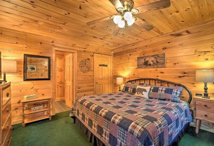 Quaint Sevierville Cabin W/ 2 Tier Deck & Hot Tub!