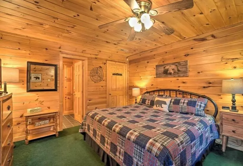 Quaint Sevierville Cabin W/ 2 Tier Deck & Hot Tub!