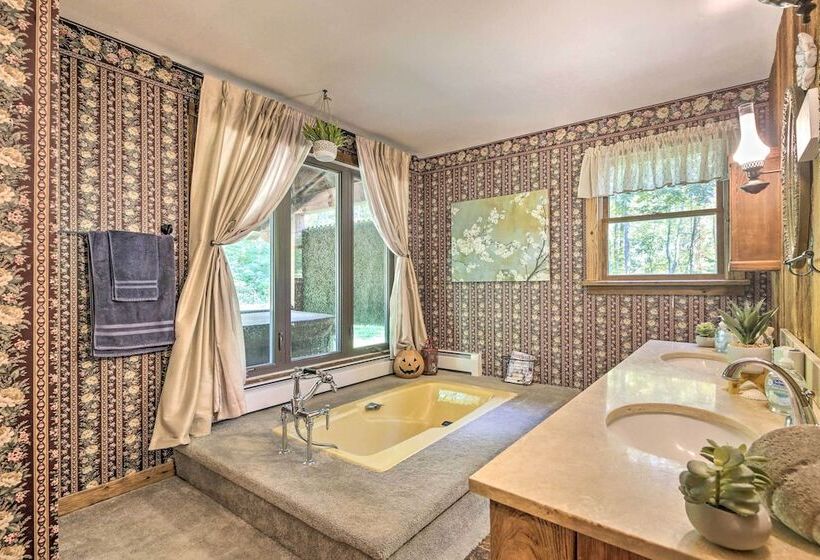 Rustic Retreat W/ Hot Tub In North Branford!