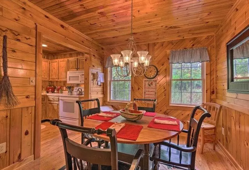 Secluded Cabin Between Boone & Blowing Rock!