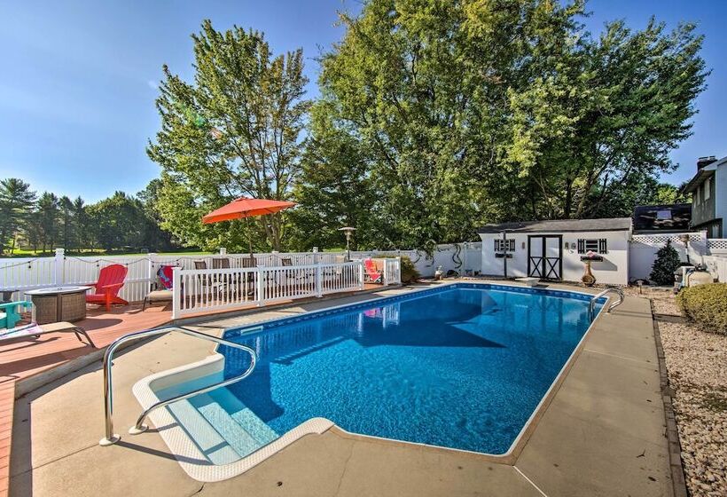 Spacious Palmyra Home W/ Fire Pit & Deck!