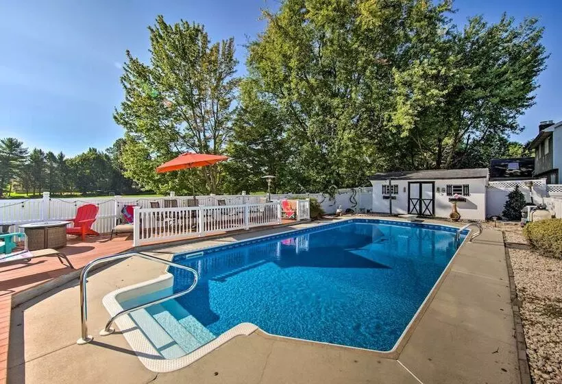 Spacious Palmyra Home W/ Fire Pit & Deck!