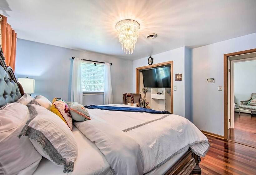 Spacious Palmyra Home W/ Fire Pit & Deck!