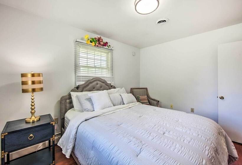 Spacious Palmyra Home W/ Fire Pit & Deck!