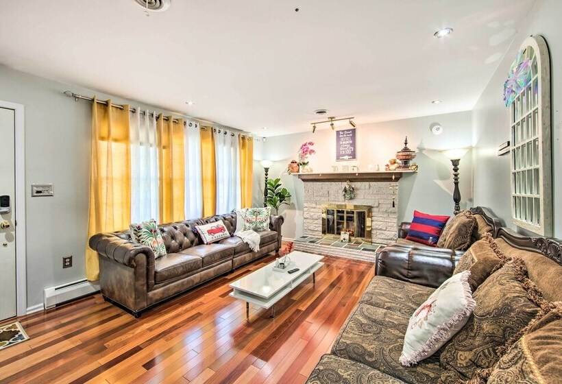 Spacious Palmyra Home W/ Fire Pit & Deck!