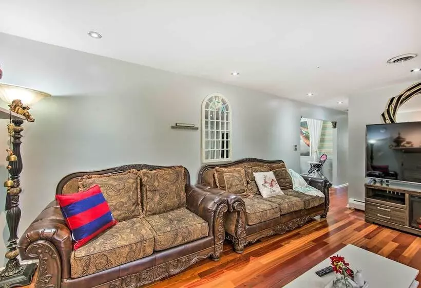Spacious Palmyra Home W/ Fire Pit & Deck!