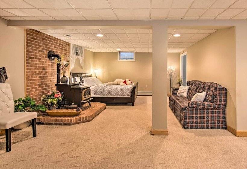 Spacious Palmyra Home W/ Fire Pit & Deck!