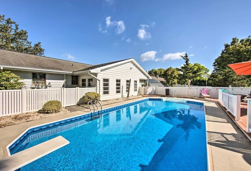 Spacious Palmyra Home W/ Fire Pit & Deck!