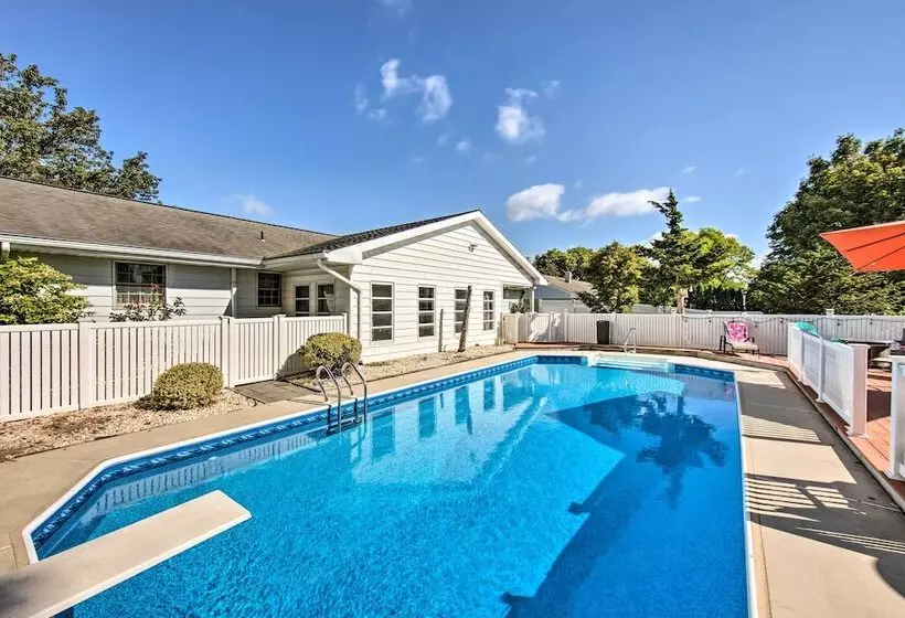 Spacious Palmyra Home W/ Fire Pit & Deck!