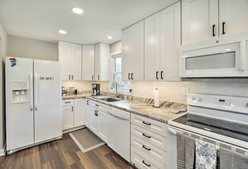 Updated Kingsport Home W/ Deck + Mtn Views!