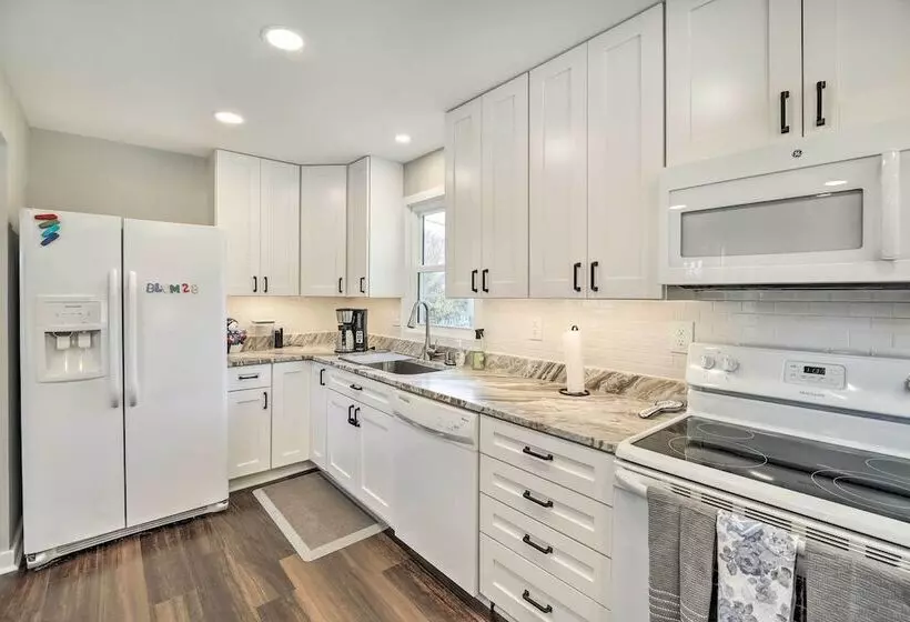 Updated Kingsport Home W/ Deck + Mtn Views!