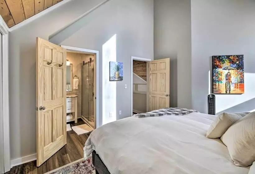 Updated Kingsport Home W/ Deck + Mtn Views!