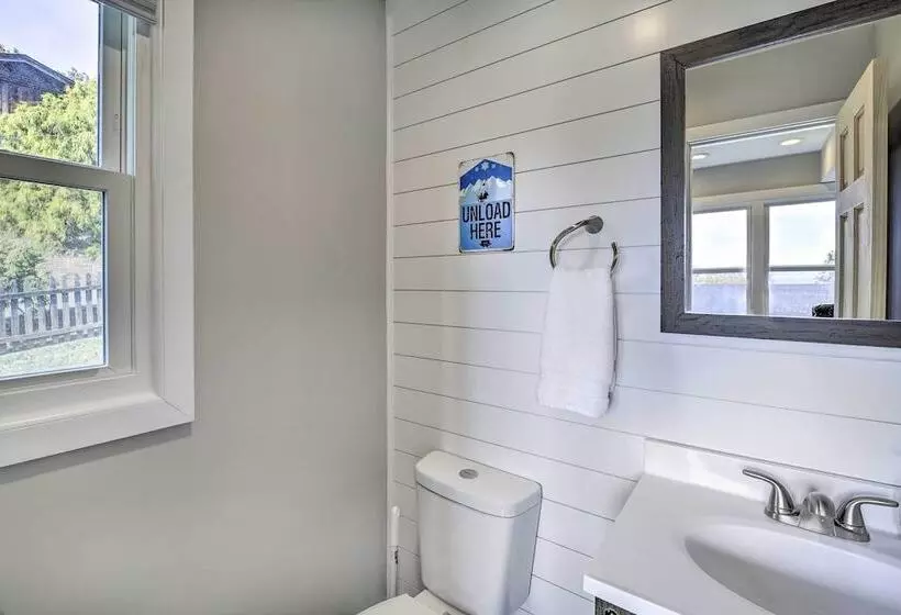 Updated Kingsport Home W/ Deck + Mtn Views!