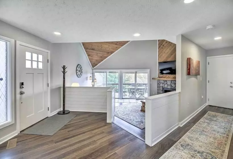 Updated Kingsport Home W/ Deck + Mtn Views!