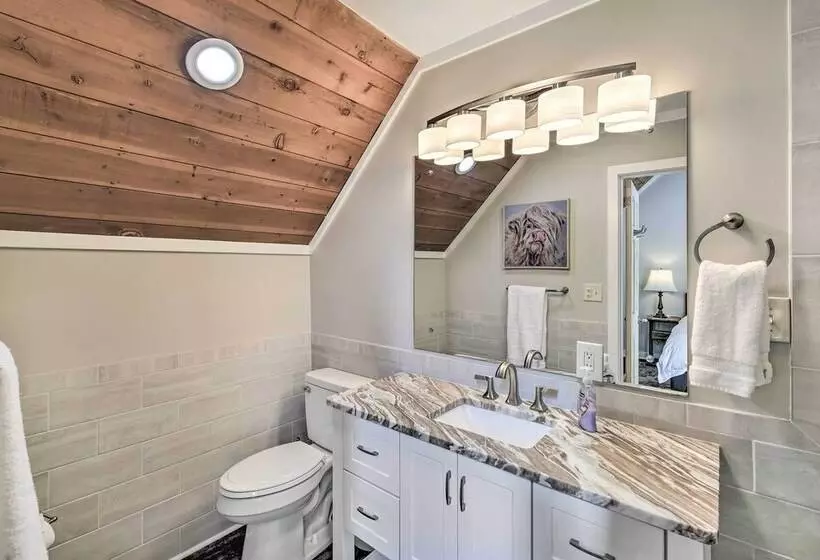 Updated Kingsport Home W/ Deck + Mtn Views!