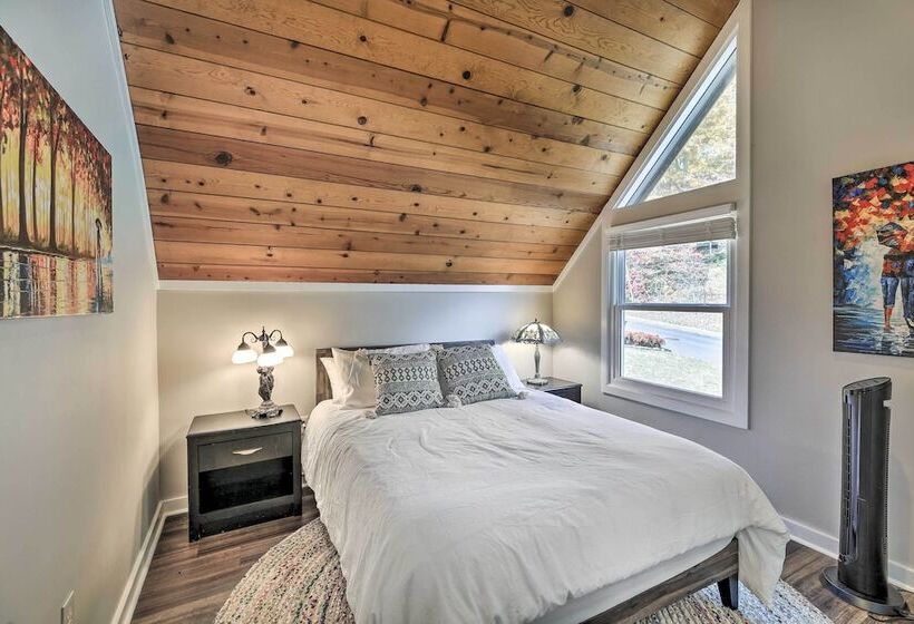 Updated Kingsport Home W/ Deck + Mtn Views!