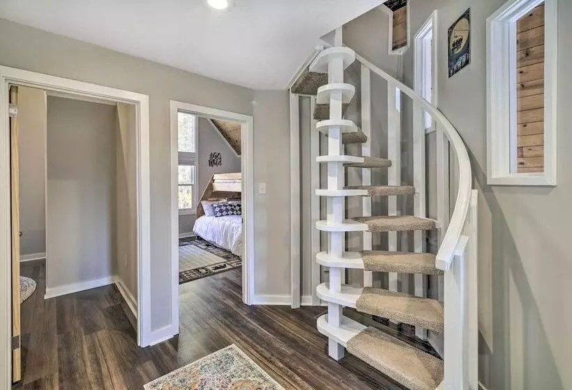 Updated Kingsport Home W/ Deck + Mtn Views!