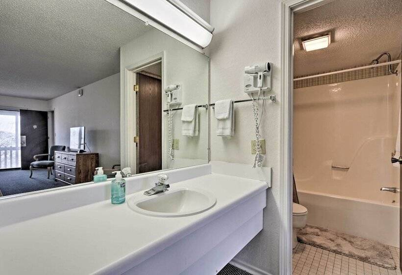 Lake View Margaritaville Retreat W/ Screened Porch